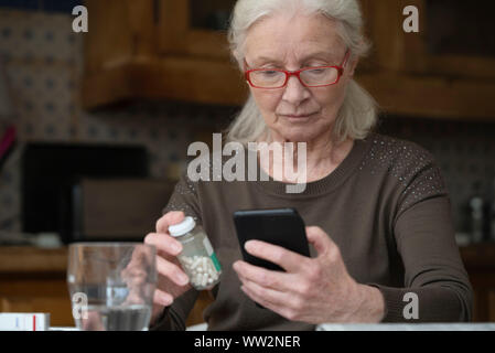 Senior woman using smart phone Banque D'Images