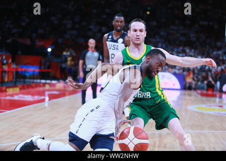 Kemba Walker, avant, de l'United States défis Marcelinho Huertas du Brésil au cours de leur groupe K match de la Coupe du Monde de Basket-ball de la FIBA en 2019 Banque D'Images