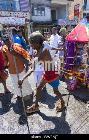 Pusellawa, Sri Lanka, 12 mars 2019:fête hindoue de Thaipusam - body piercing les rituels sous la lune de sang. Dévot tirant panier en crochets dans la peau. Banque D'Images
