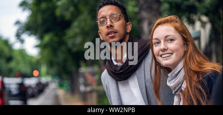Couple en attente de taxi sur street Banque D'Images
