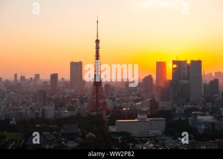 La Tour de Tokyo et gratte-ciel de Minato Ward Banque D'Images