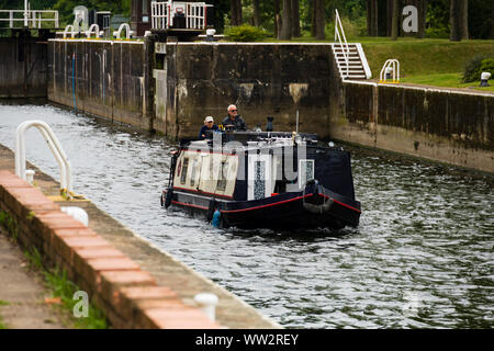 Barge Canal 'Valley Girl' sortie Gunthorpe verrou sur la rivière Trent, Gunthorpe, Nottinghamshire. Banque D'Images