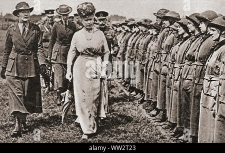 L'inspection de la Queen Mary W.A.A.C's (Women's Auxiliary Army Corps) à Aldershot en 1916 durant la PREMIÈRE GUERRE MONDIALE. Mary de Teck, 1867 - 1953. Reine consort du Royaume-Uni en tant qu'épouse du roi George V. De le concours du siècle, publié en 1934. Banque D'Images