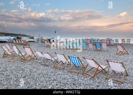 Transats sur la plage de bière, Devon, Angleterre Banque D'Images