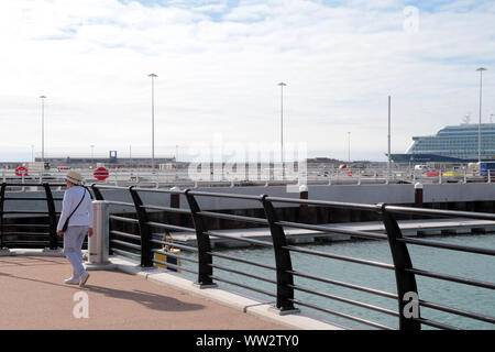 La nouvelle jetée de 550 mètres sur l'ouest des quais à Dover Kent qui fait partie de la communes Programme de renaissance. Banque D'Images