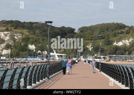 La nouvelle jetée de 550 mètres sur l'ouest des quais à Dover Kent qui fait partie de la communes Programme de renaissance. Banque D'Images