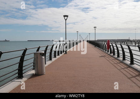 La nouvelle jetée de 550 mètres sur l'ouest des quais à Dover Kent qui fait partie de la communes Programme de renaissance. Banque D'Images