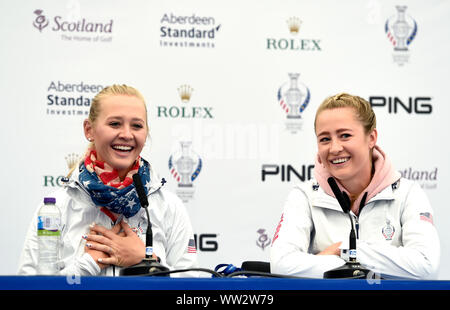 Jessica Korda du Team USA (à gauche) et Nelly Korda lors d'une conférence de presse le jour de l'aperçu quatre Solheim Cup 2019 à Gleneagles Golf Club, à Auchterarder. Banque D'Images