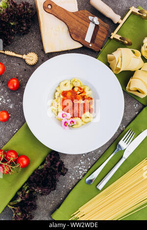 Les pâtes faites de spaghetti sur fond gris avec des décors pour la publicité le menu. Banque D'Images