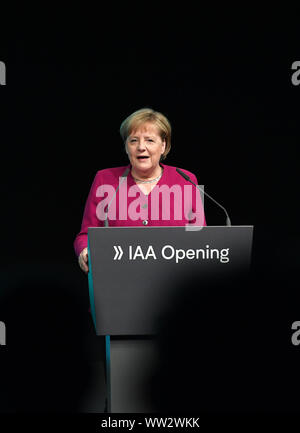 Francfort, Allemagne. Sep 12, 2019. La chancelière allemande Angela Merkel aborde la cérémonie d'ouverture de l'International Motor Show (IAA) de 2019 à Francfort, Allemagne, le 12 septembre 2019. L'International Motor Show (IAA) 2019 a ouvert officiellement le jeudi à Francfort, avec une discussion sur l'avenir de la mobilité à partir de la Chambre des représentants de l'industrie et les chefs de gouvernement. Crédit : Yang Lu/Xinhua/Alamy Live News Banque D'Images