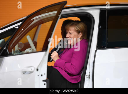 Francfort, Allemagne. Sep 12, 2019. La chancelière allemande Angela Merkel tente une Volkswagen ID. 3 voiture électrique à l'International Motor Show (IAA) de 2019 à Francfort, Allemagne, le 12 septembre 2019. L'International Motor Show (IAA) 2019 a ouvert officiellement le jeudi à Francfort, avec une discussion sur l'avenir de la mobilité à partir de la Chambre des représentants de l'industrie et les chefs de gouvernement. Crédit : Yang Lu/Xinhua/Alamy Live News Banque D'Images