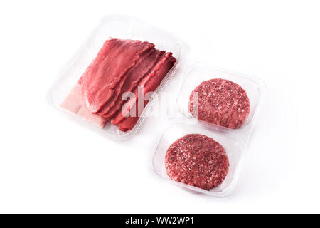 Différents types de viande emballé dans du plastique isolé sur fond blanc Banque D'Images