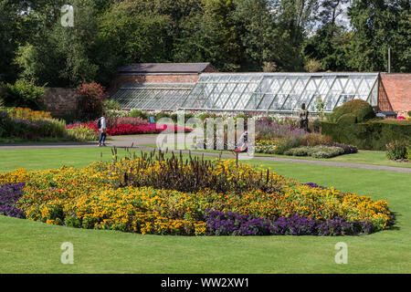 Le jardin clos, Delapre Abbey, on a sunny Summer 's day : Northampton, Royaume-Uni Banque D'Images