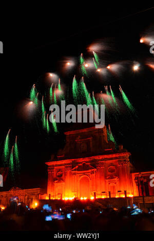 D'artifice en face de la Basilique de San Sebastiano di Palazzolo Acreide, (Syracuse), Sicile Banque D'Images