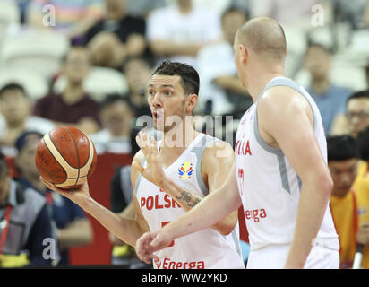 Shanghai, Chine. Sep 12, 2019. Aaron Cel (L) de la Pologne réagit au cours de la jeux de classification 5-8 entre la Pologne et la République tchèque à la FIBA 2019 Coupe du Monde à Shanghai, la Chine orientale, le 12 septembre 2019. Credit : Ding Ting/Xinhua/Alamy Live News Banque D'Images