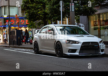 Mitsubishi Lancer Evolution X près de la gare de Tokyo, Japon Banque D'Images