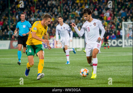 La Lituanie, Vilnius - 10 septembre 2019 : Joao Felix du Portugal est en concurrence pour le bal avec Toufik Girdvainis de Lituanie au cours de l'UEFA Euro 2020 Banque D'Images