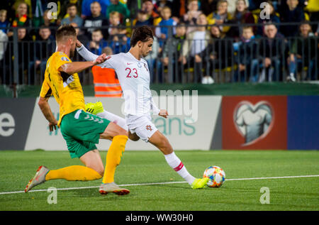 La Lituanie, Vilnius - 10 septembre 2019 : Joao Felix du Portugal est en concurrence pour le bal avec Markus Palionis de Lituanie au cours de l'UEFA 2020 Europea Banque D'Images