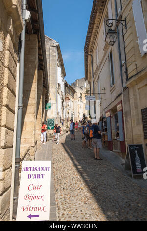 Ruelles pavées dans le centre de la ville historique de Saint-Emilion Unesco énumérés dans Bordeaux, Gironde, France Banque D'Images