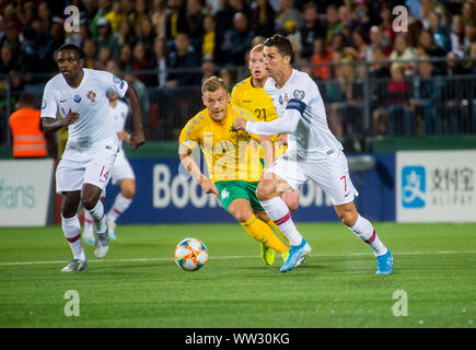 La Lituanie, Vilnius - 10 septembre 2019 : Cristiano Ronaldo du Portugal est en concurrence pour le bal avec Domantas Simkus de Lituanie au cours de l'UEFA 2020 Banque D'Images