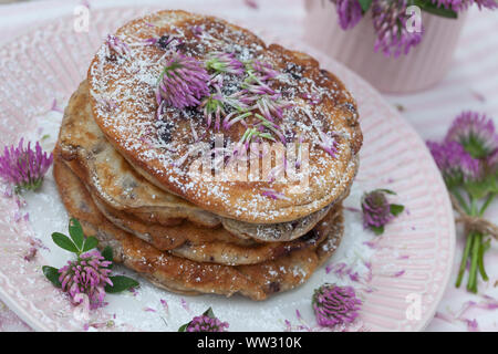 Pfannkuchen mit Blaubeeren Blaubeer-Pfannkuchen Rotklee, und, Pfannekuchen Blaubeerpfannkuchen Blaubeere,,,,, Wiesenklee Wiesen-Klee Heidelbeere, Rot- Banque D'Images