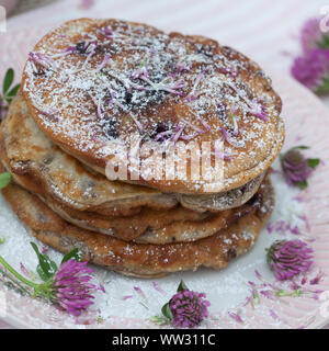 Pfannkuchen mit Blaubeeren Blaubeer-Pfannkuchen Rotklee, und, Pfannekuchen Blaubeerpfannkuchen Blaubeere,,,,, Wiesenklee Wiesen-Klee Heidelbeere, Rot- Banque D'Images