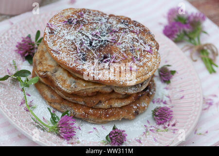 Pfannkuchen mit Blaubeeren Blaubeer-Pfannkuchen Rotklee, und, Pfannekuchen Blaubeerpfannkuchen Blaubeere,,,,, Wiesenklee Wiesen-Klee Heidelbeere, Rot- Banque D'Images