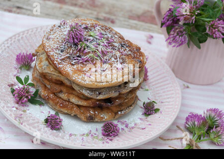 Pfannkuchen mit Blaubeeren Blaubeer-Pfannkuchen Rotklee, und, Pfannekuchen Blaubeerpfannkuchen Blaubeere,,,,, Wiesenklee Wiesen-Klee Heidelbeere, Rot- Banque D'Images