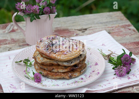 Pfannkuchen mit Blaubeeren Blaubeer-Pfannkuchen Rotklee, und, Pfannekuchen Blaubeerpfannkuchen Blaubeere,,,,, Wiesenklee Wiesen-Klee Heidelbeere, Rot- Banque D'Images