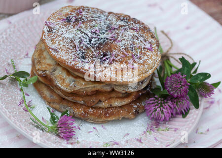 Pfannkuchen mit Blaubeeren Blaubeer-Pfannkuchen Rotklee, und, Pfannekuchen Blaubeerpfannkuchen Blaubeere,,,,, Wiesenklee Wiesen-Klee Heidelbeere, Rot- Banque D'Images