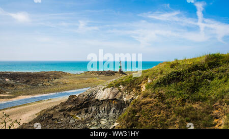 Pléneuf-Val-André avec Atlamtic phare bleu turquoise de l'océan sur une journée ensoleillée en Bretagne France Banque D'Images