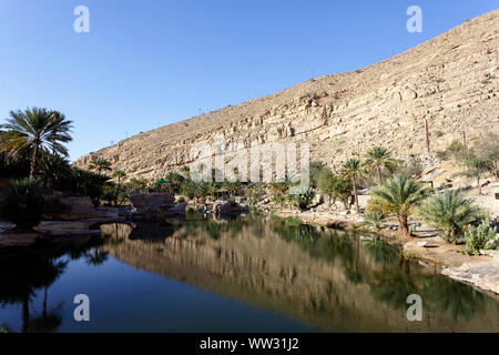 Piscine naturelle dans la région de Wadi Bani Khalid, une oasis dans le désert, Oman, Middle East Banque D'Images