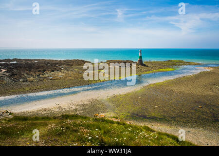 Pléneuf-Val-André avec Atlamtic phare bleu turquoise de l'océan sur une journée ensoleillée en Bretagne France Banque D'Images