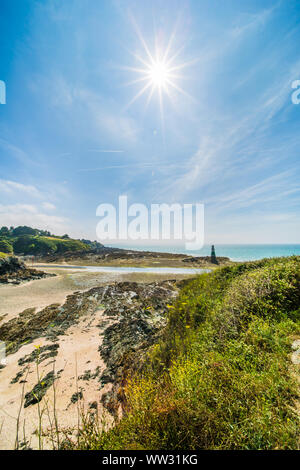 Pléneuf-Val-André avec Atlamtic phare bleu turquoise de l'océan sur une journée ensoleillée en Bretagne France Banque D'Images