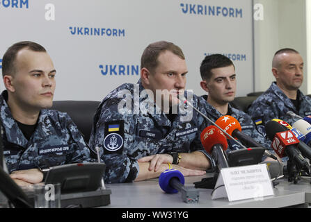 Kiev, Ukraine. Sep 12, 2019. Les marins de l'Ukraine OLEG MELNICHUK, DENYS HRYTSENKO, ANDRIY ARTEMENKO et ANDRIY OPRYSKO (L-R), qui a été publié récemment au cours d'échange de prisonniers entre la parole, au cours d'une conférence de presse à Kiev, Ukraine, le 12 septembre 2019. 24 marins ukrainiens capturés par les forces spéciales russes près du détroit de Kertch en novembre 2018, ainsi que 11 autres prisonniers politiques ukrainiens, ont été retournées à l'Ukraine au cours d'échange de prisonniers entre l'Ukraine et la Russie le 07 septembre 2019. Crédit : Serg Glovny/ZUMA/Alamy Fil Live News Banque D'Images