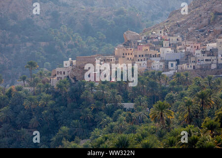 Village de montagne avec jardin terrasses à Wadi Tiwi, Oman Banque D'Images