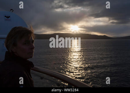 Havøysund Måsøy, laissant, Finnmark, dans le Nord de la Norvège à bord des navires de Hurtigruten MS Spitsbergen Banque D'Images