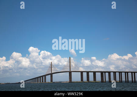 Bob Graham Sunshine Skyway Bridge, enjambant des Tampa Bay, reliant Saint Petersburg, Floride à Terra Ceia Banque D'Images