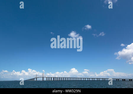 Bob Graham Sunshine Skyway Bridge, enjambant des Tampa Bay, reliant Saint Petersburg, Floride à Terra Ceia Banque D'Images