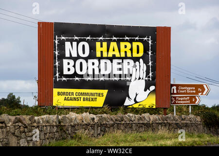 Les communautés contre les frontières nouvellement érigé Brexit afficher un signe, ? ? ?aucune frontière, ? ? ? Sur la route de Dublin à Ravensdale, près de la frontière entre la République d'Irlande et Royaume-Uni. Banque D'Images