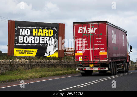 Un camion passe une frontière nouvellement érigés contre Communautés Brexit afficher dire ? ? ?Pas de frontière, ? ? ? Sur la route de Dublin à Ravensdale, près de la frontière entre la République d'Irlande et Royaume-Uni. Banque D'Images