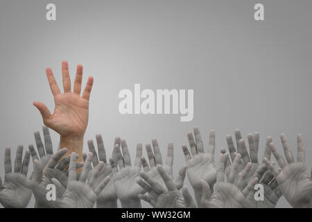 Groupe de mains humaines levées haut sur fond gris. Concept business Banque D'Images