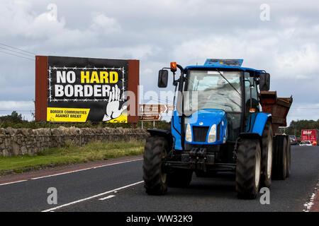 Un traître transmet une frontières nouvellement érigés contre Communautés Brexit afficher dire ? ? ?Pas de frontière, ? ? ? Sur la route de Dublin à Ravensdale, près de la frontière entre la République d'Irlande et Royaume-Uni. Banque D'Images