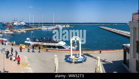 Odessa, Ukraine - 04,20.2019. Vue sur le port et les quais avec parking pour les yachts privés dans le port d'Odessa sur une journée de printemps ensoleillée Banque D'Images