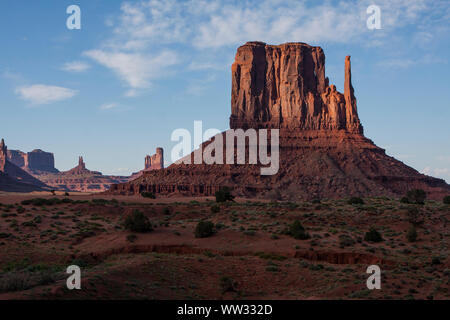 Vue du coucher de soleil à Monument Vally, un célèbre arrêt road trip en Arizona. Banque D'Images