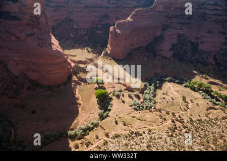 Vue du bord du canyon rim au Canyon de Chelly, Arizona. Banque D'Images