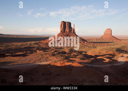 L'ombre des nuages l'icône rock formations in Monument Valley, AZ Banque D'Images
