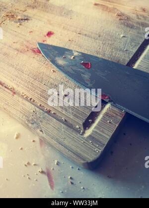 Couteau à lame allongé sur une planche de bois sale Couteau à trancher. colorées avec les ingrédients pour le dîner Banque D'Images