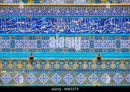 Israël, district de Jérusalem, Jérusalem. Détail de carreaux décoratif élaboré sur l'extérieur du Dôme du rocher sur le mont du Temple. Banque D'Images