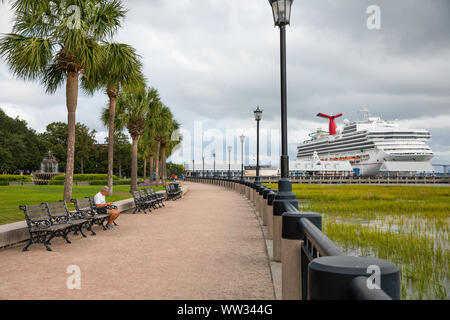 Un navire de croisière amarré dans le port de Charleston Waterfront Park. Banque D'Images